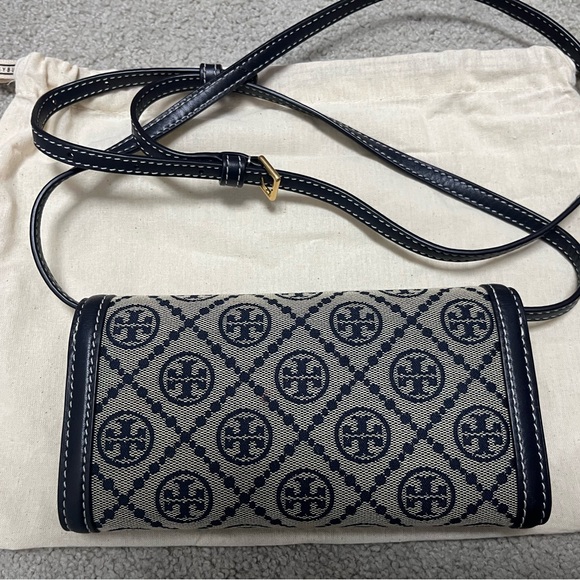 Tory Burch | T Monogram Jacquard Chain Wallet | Tory Navy - Picture 6 of 11